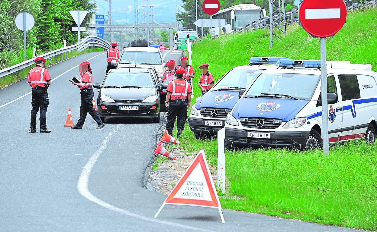 Muchos conductores pierden sus puntos tras dar positivo en controles de alcoholemia de la Ertzaintza y las policías municipales. 