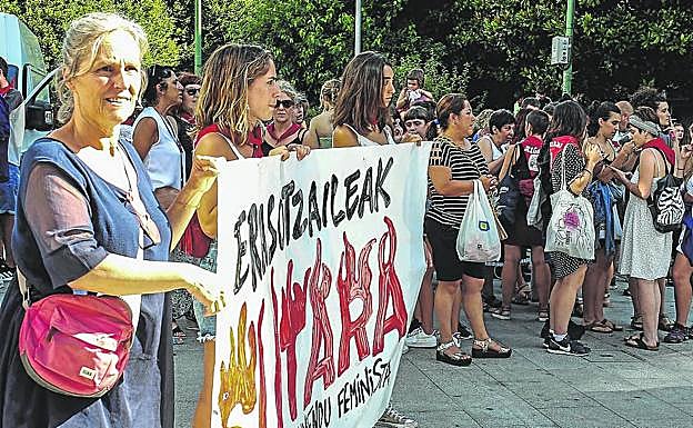 Emakunde pide prudencia y no avivar el miedo ante la ola de pinchazos a mujeres 