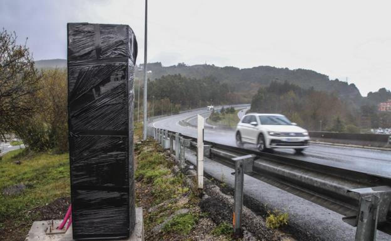 El radar, fotografiado a finales de 2020 durante su puesta a punto, está situado en el punto kilométrico 147,5 a la altura de la entrada sur de Castro Urdiales.