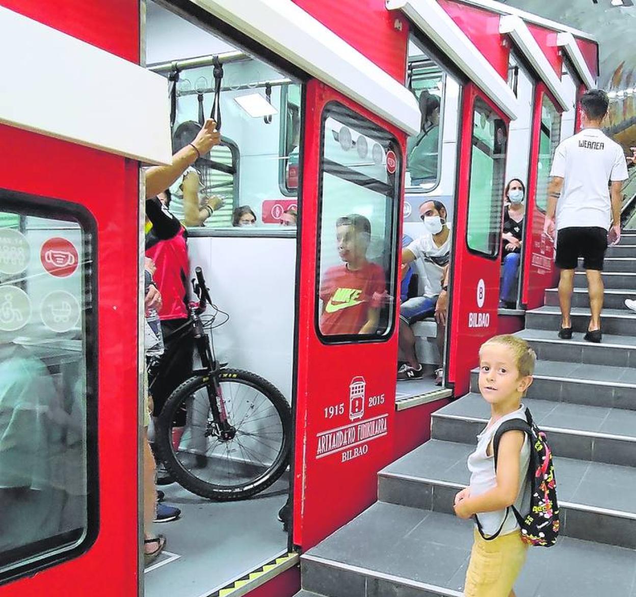 El funicular quiere instalar vagones más grandes para vaciar Artxanda de coches