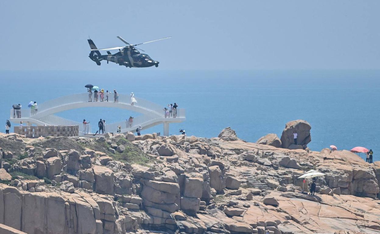 Un helicóptero sobrevuela Taiwán.