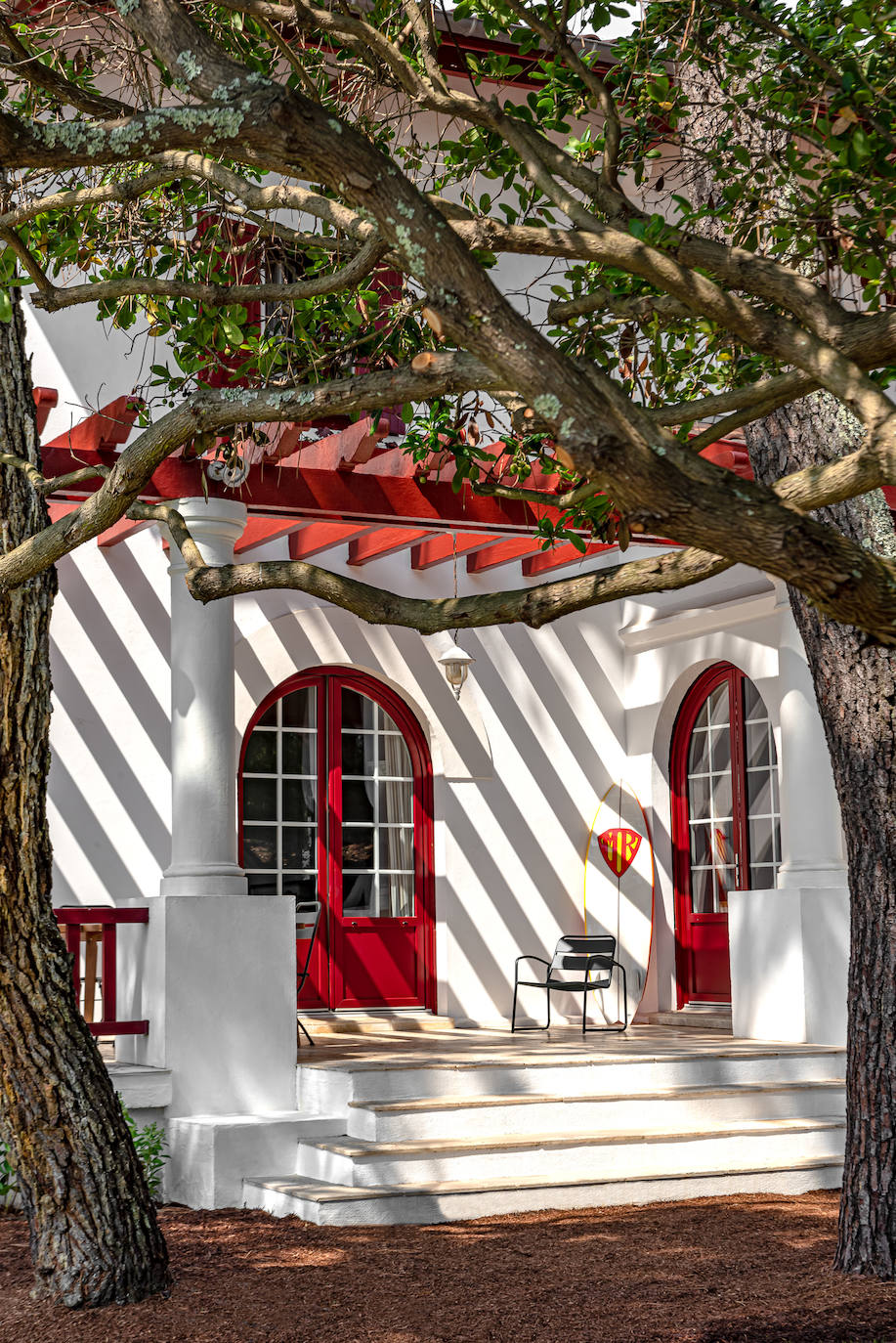 Fotos: La casa más bonita de Las Landas es rojiblanca, con una piscina espectacular (y se puede alquilar)