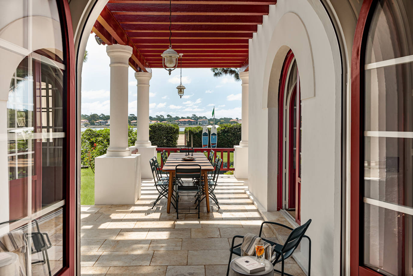 Fotos: La casa más bonita de Las Landas es rojiblanca, con una piscina espectacular (y se puede alquilar)