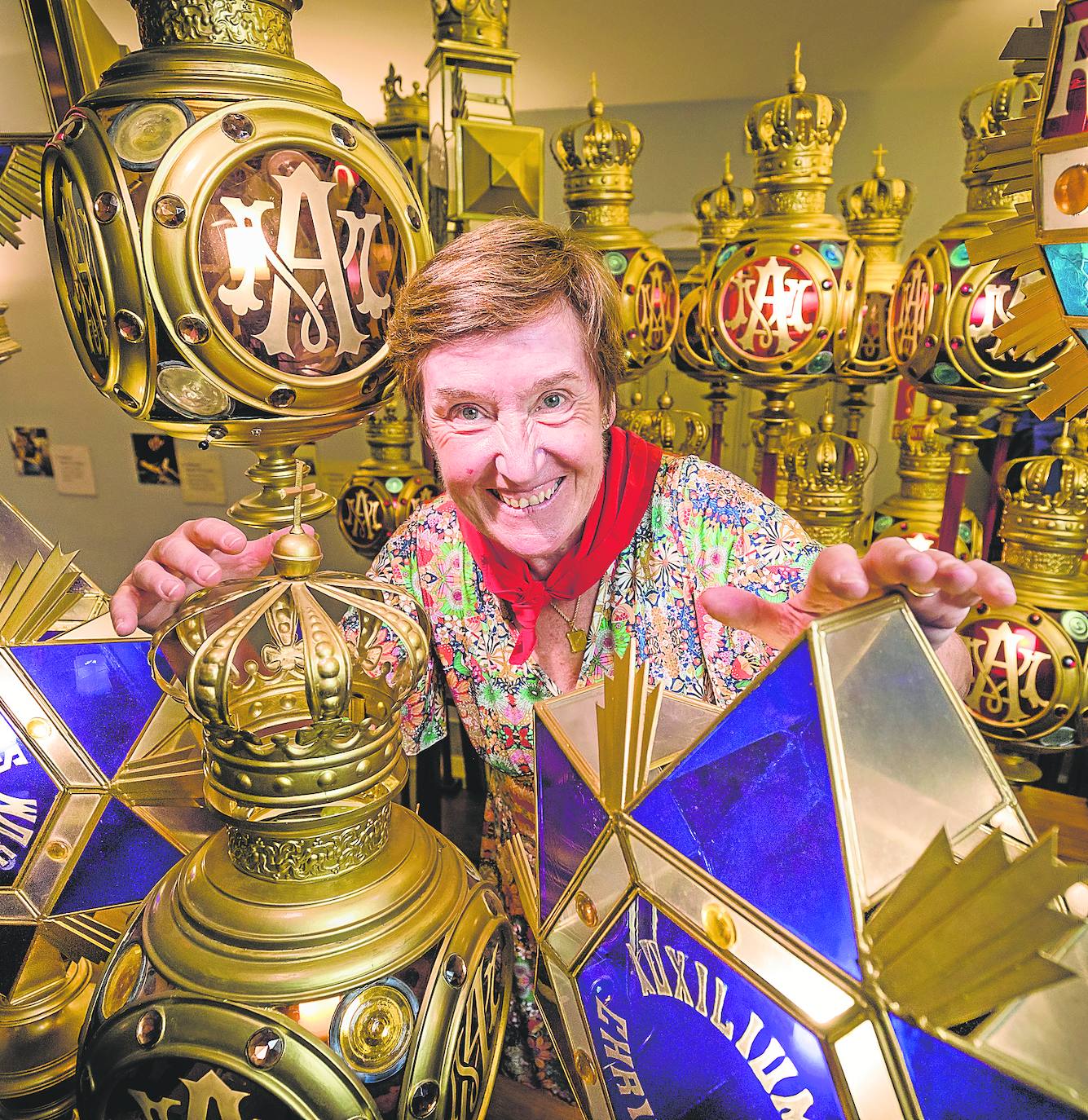 Una vida entre faroles. En la foto, Aguillo revisa el buen estado de todas las luminarias