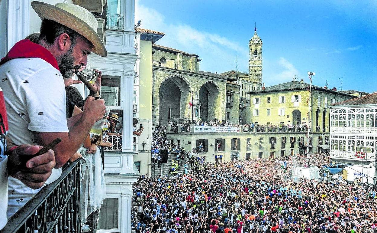 La balconada y los balcones que miran a la plaza de la Virgen Blanca están muy solicitados cada 4 de agosto. 