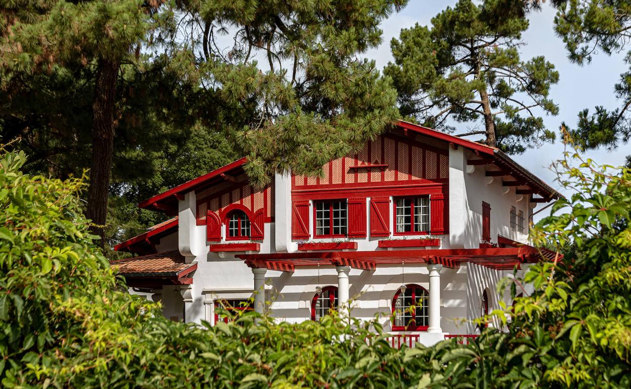 Casa en Las Landas, rojiblanca y espectacular: La casa más bonita de Las  Landas es rojiblanca, tiene una piscina espectacular (y se puede alquilar)  | El Correo