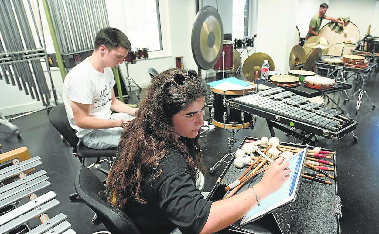 Los músicos de la EGO y de la JOCAN ensayan estos días en Musikene de cara a su cita de mañana en la Quincena Musical. 