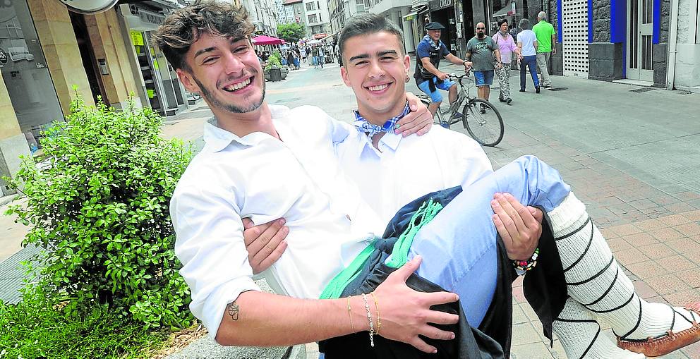 Hugo Martínez de Aragón sostiene en brazos a Jon Berastegi. 