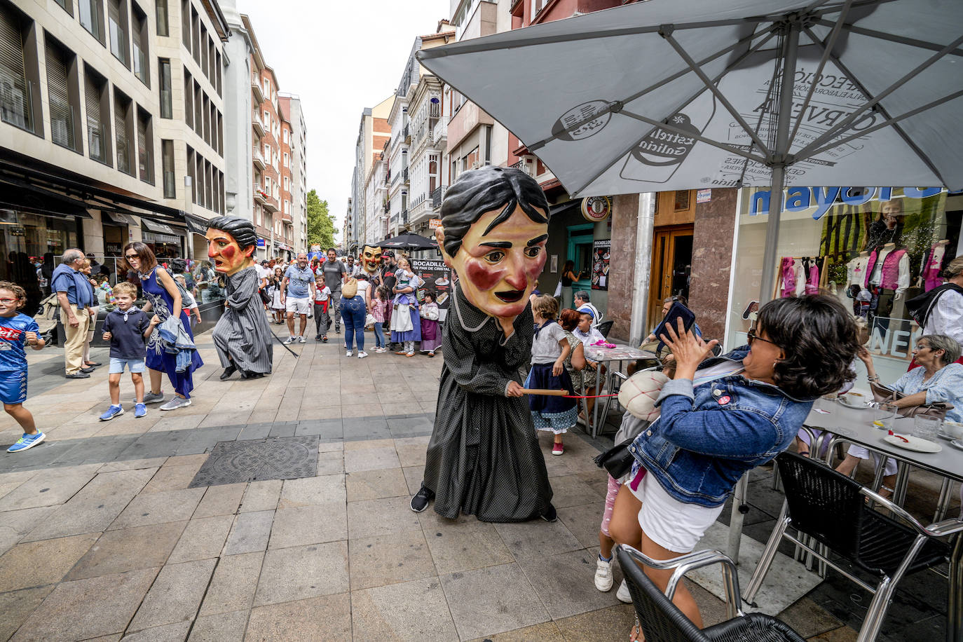 Fotos: Los Gigantes y Cabezudos toman Vitoria por las fiestas de La Blanca