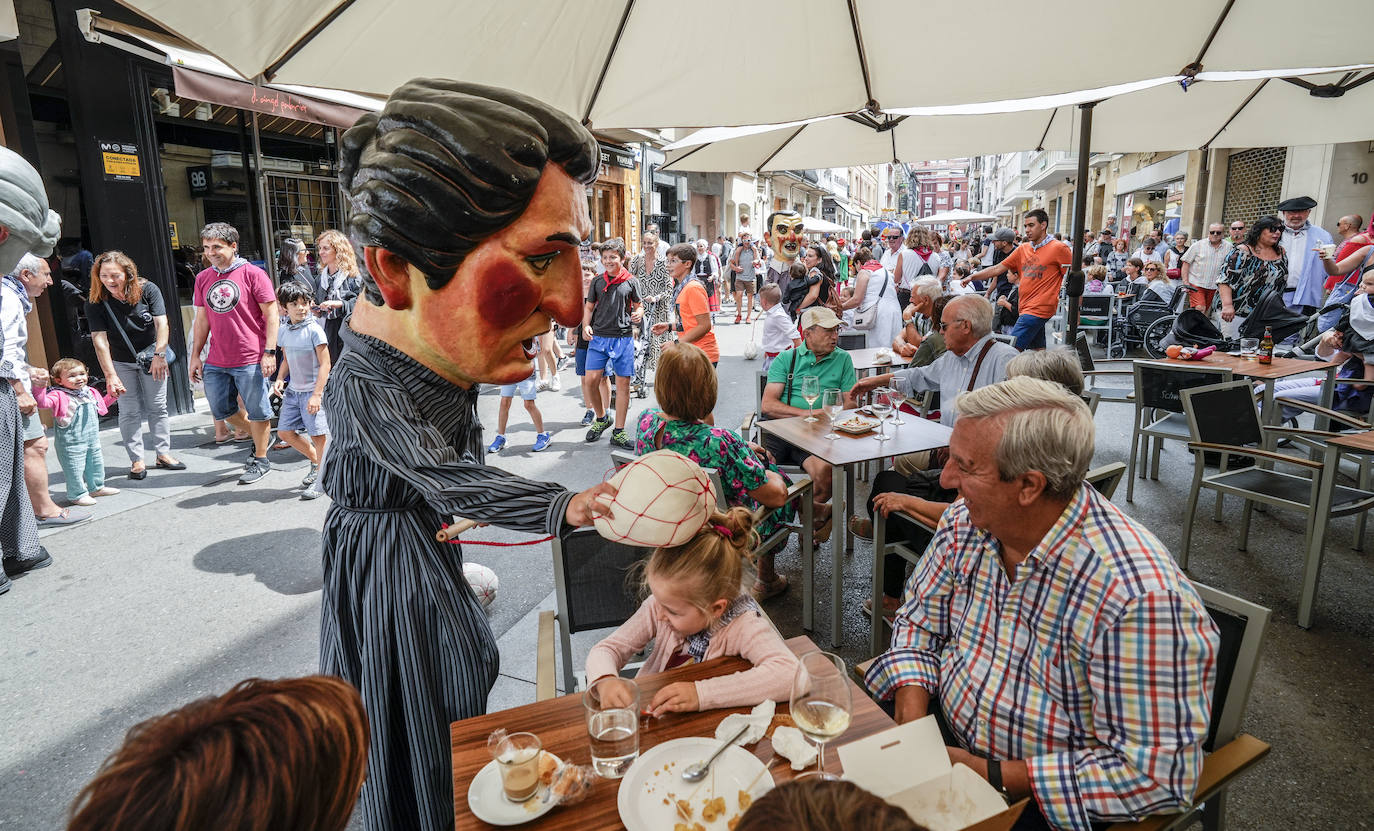 Fotos: Los Gigantes y Cabezudos toman Vitoria por las fiestas de La Blanca
