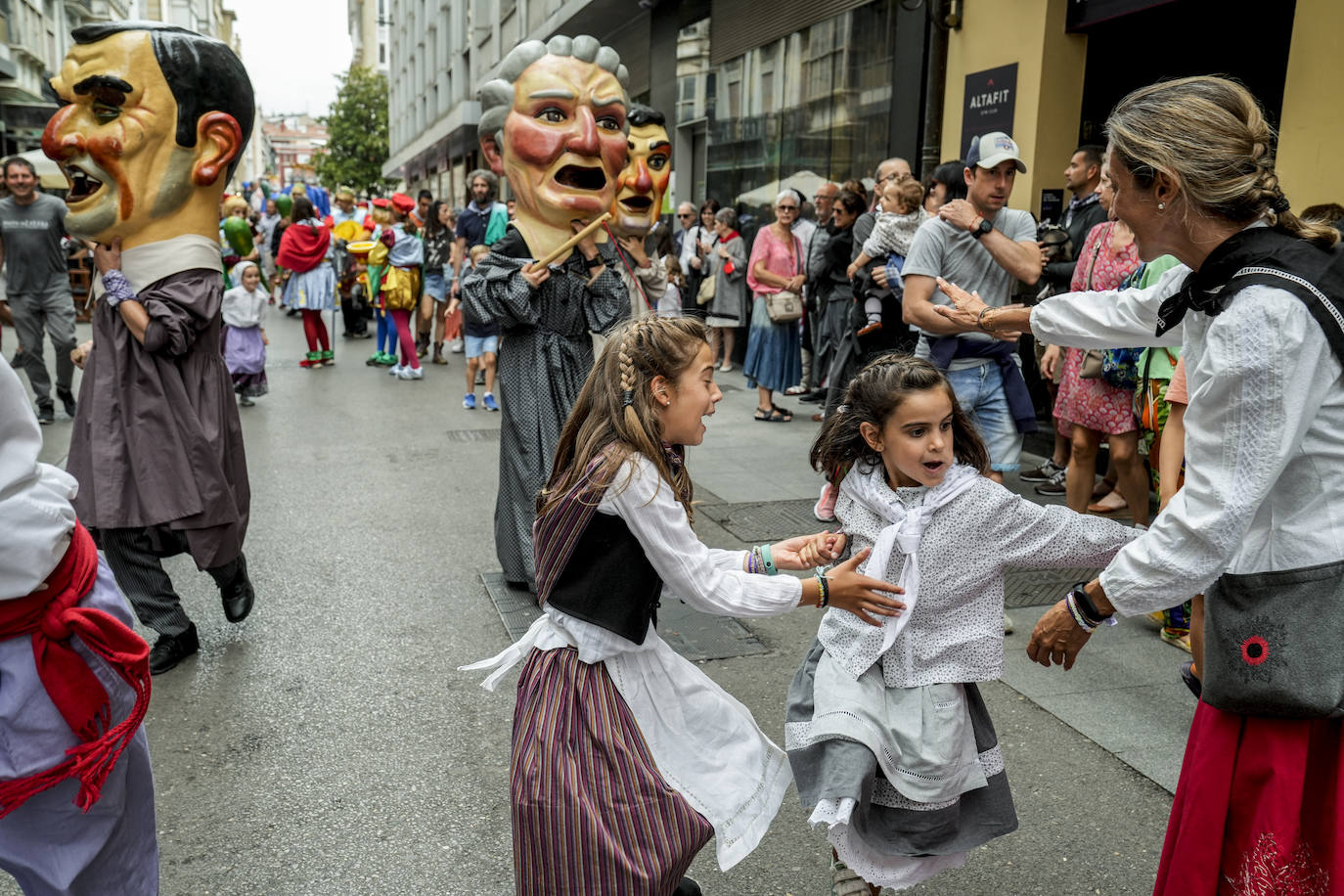 Fotos: Los Gigantes y Cabezudos toman Vitoria por las fiestas de La Blanca