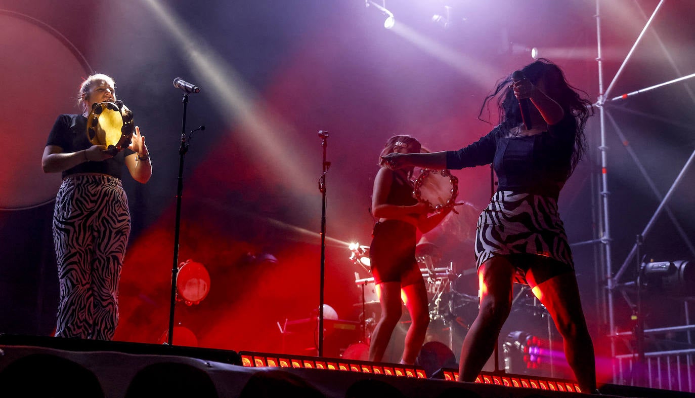 Fotos: Tanxugueiras encandila al público con su poderío gallego