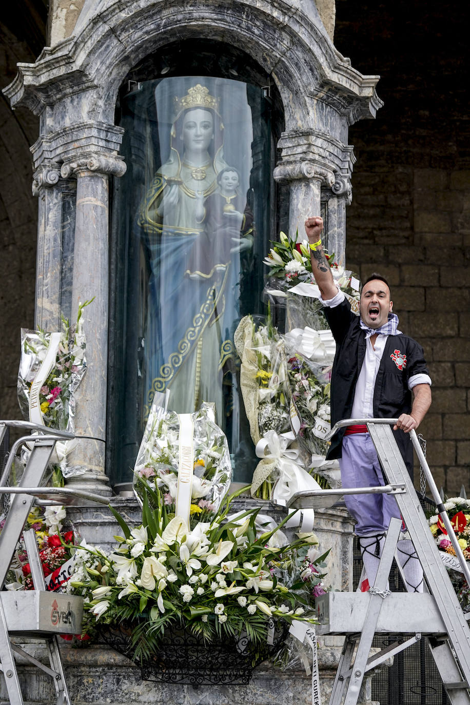 Fotos: Emoción a raudales en la ofrenda floral a la Virgen Blanca