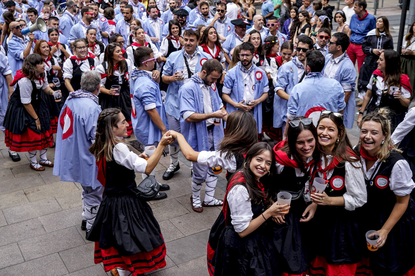 Fotos: Así ha sido el multitudinario paseíllo de blusas y neskas
