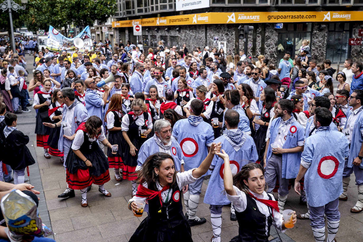 Fotos: Así ha sido el multitudinario paseíllo de blusas y neskas