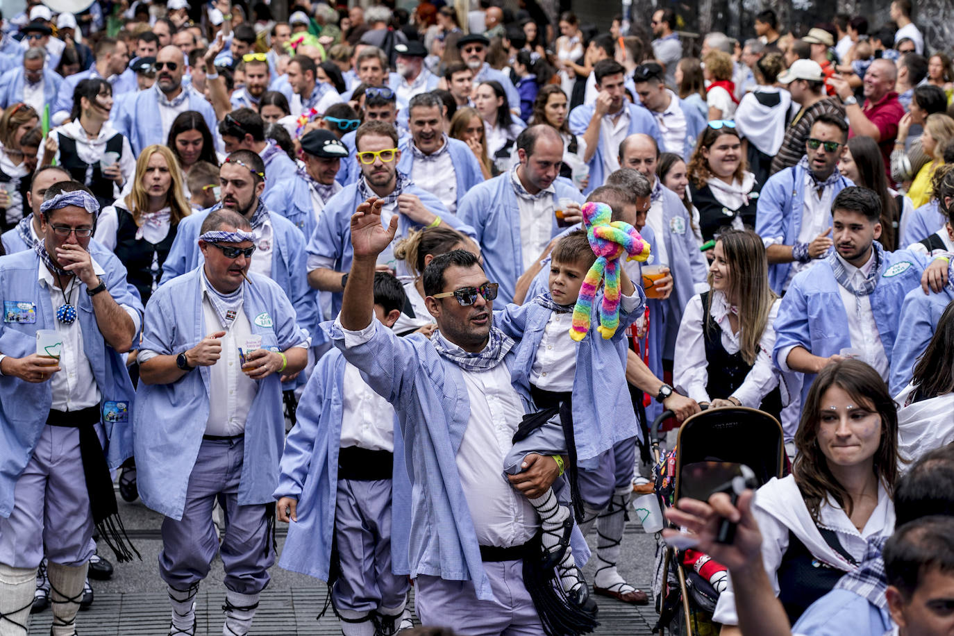 Fotos: Así ha sido el multitudinario paseíllo de blusas y neskas