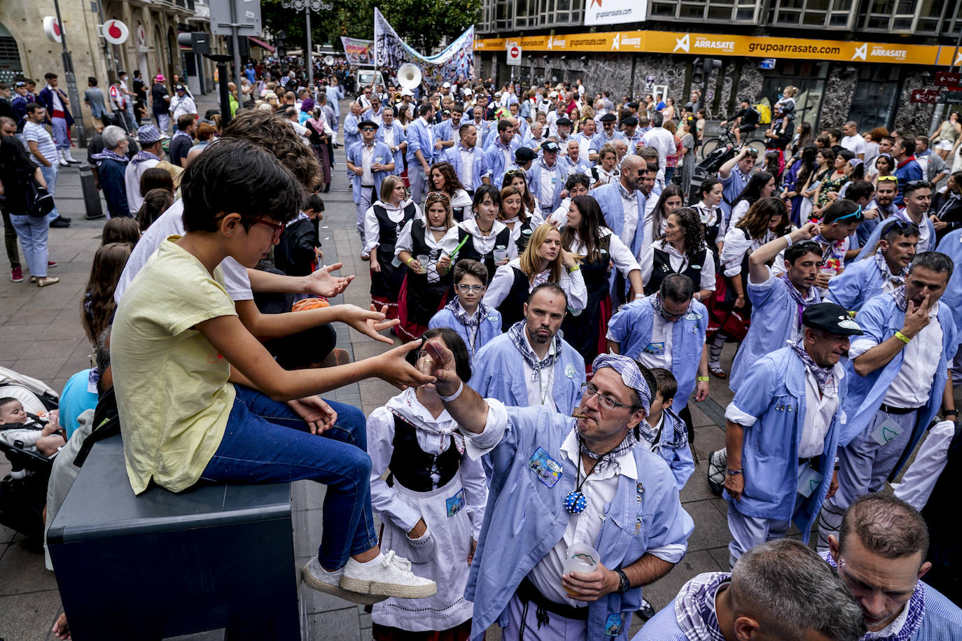 Fotos: Así ha sido el multitudinario paseíllo de blusas y neskas