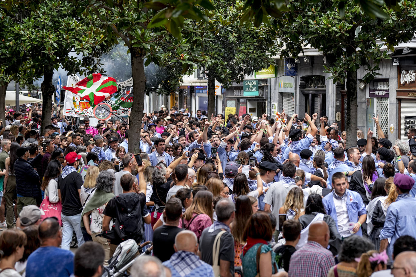 Fotos: Así ha sido el multitudinario paseíllo de blusas y neskas