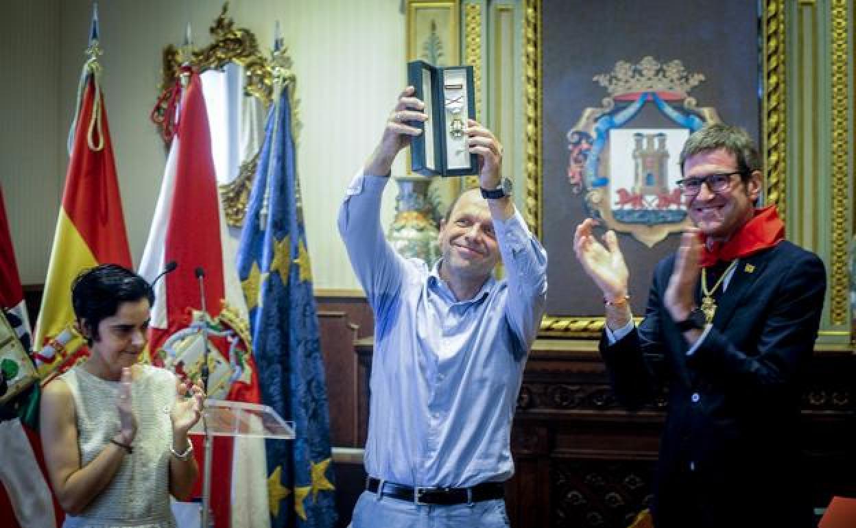Jesús Cantero alza emocionado la medalla de Vitoria en compañía de Estíbaliz Arnaiz y Gorka Urtaran. 