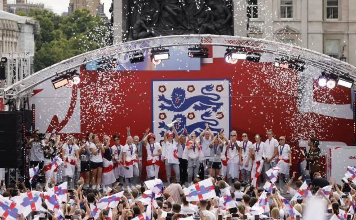 La selección femenina de Inglaterra celebrando el título con su afición en Trafalgar Square, en Londres. 