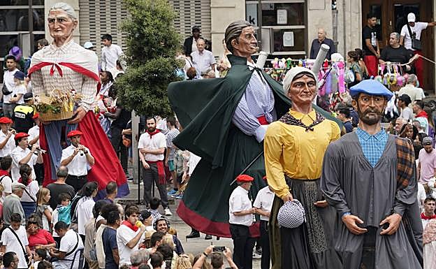 La gran familia no ha olvidado bailar ni 'atizar'