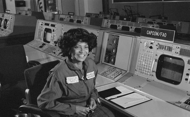 Nichelle Nichols, en 1977 durante el rodaje de un vídeo de la NASA para reclutar astronautas entre las mujeres y las minorías. 