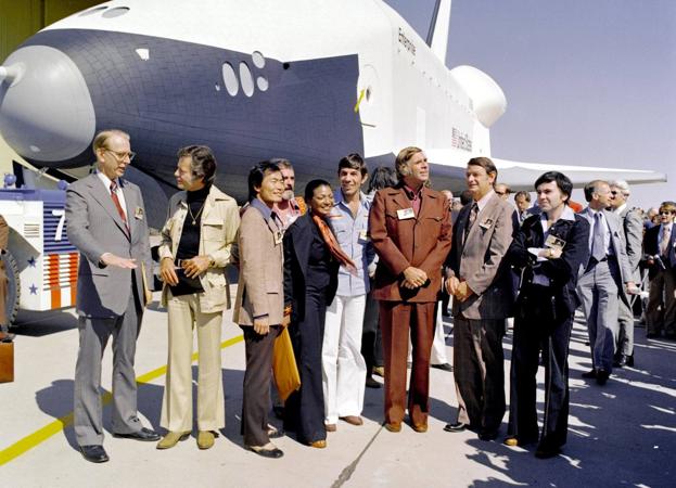Parte del reparto de la serie original y su creador, con traje marrón, en el bautizo del transbordador Enterprise. 
