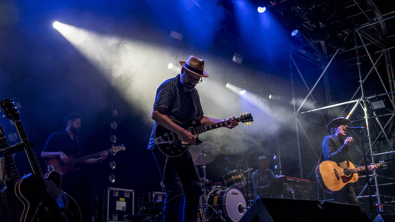 Fotos: Mikel Erentxun tira de oficio y nostalgia pese al bajón de público