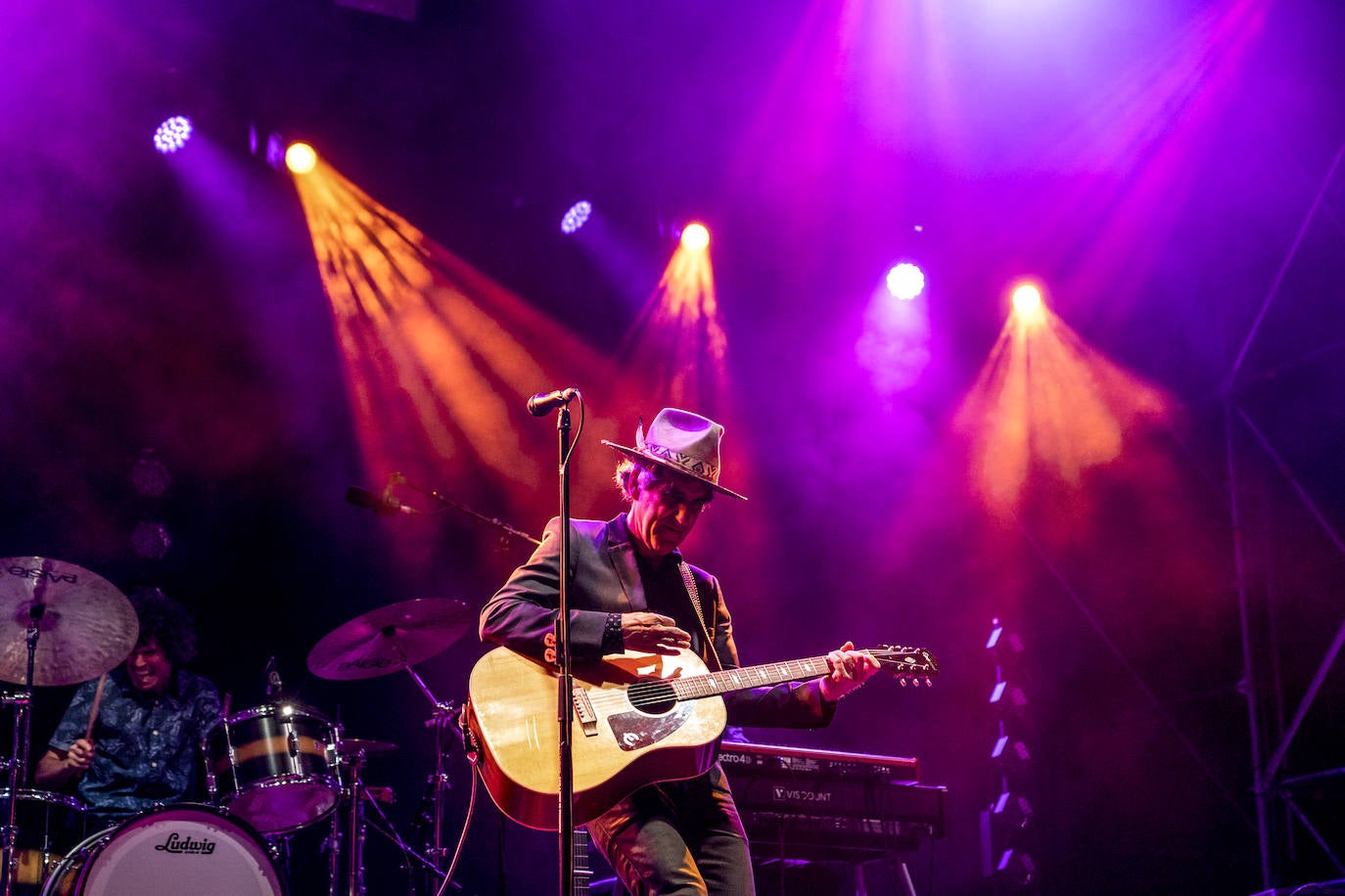 Fotos: Mikel Erentxun tira de oficio y nostalgia pese al bajón de público