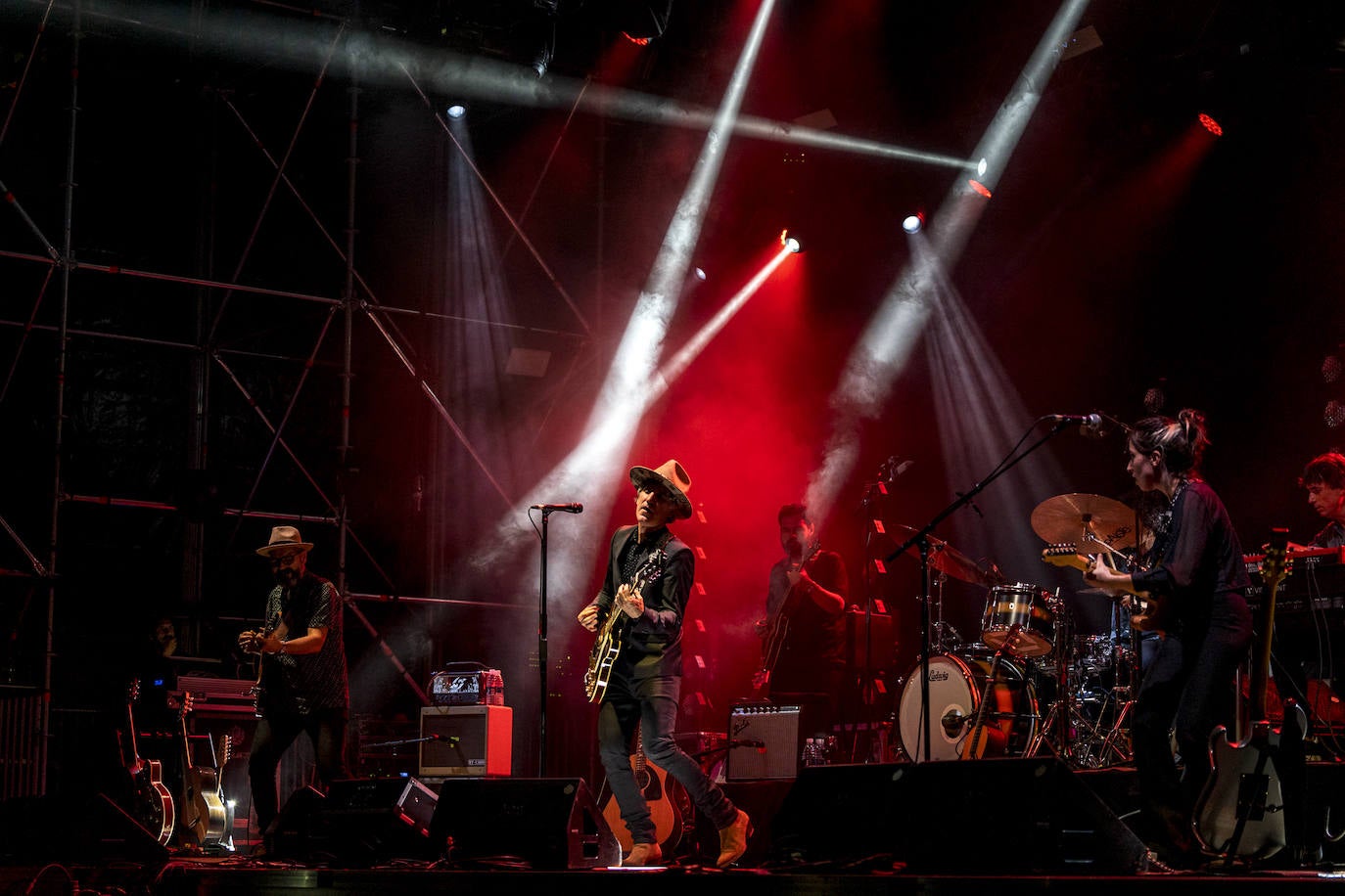 Fotos: Mikel Erentxun tira de oficio y nostalgia pese al bajón de público