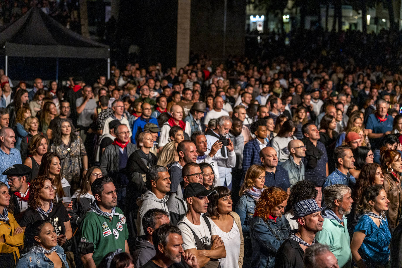 Fotos: Mikel Erentxun tira de oficio y nostalgia pese al bajón de público