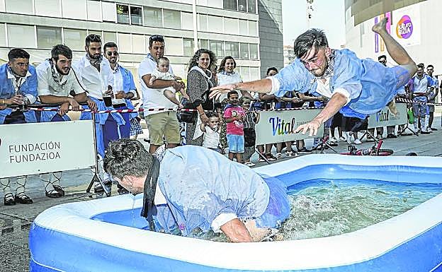 A más de algún blusa le dio igual la mala calidad del agua y se lanzó en plancha a la piscina sin mayor reparo. 