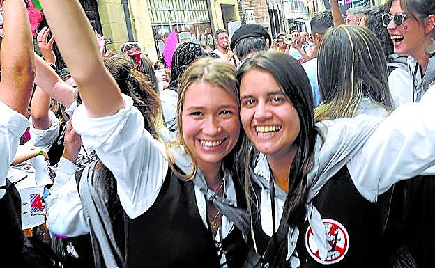 Patricia Aldea y Mireia Legarda celebran su estreno en la 'Zapa'. 