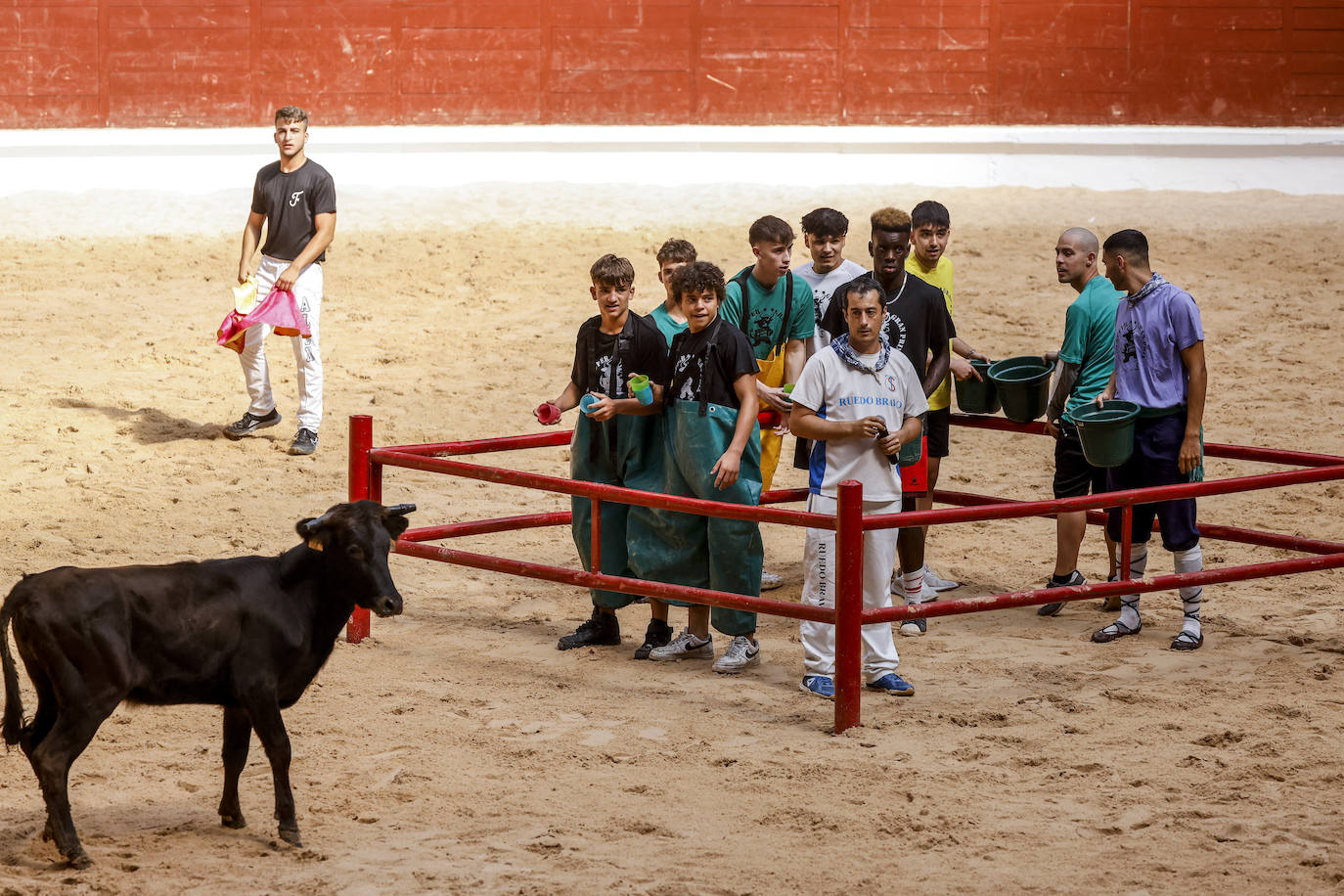 Fotos: Miles de vitorianos disfrutan con el &#039;grand prix&#039; y vaquillas del Iradier