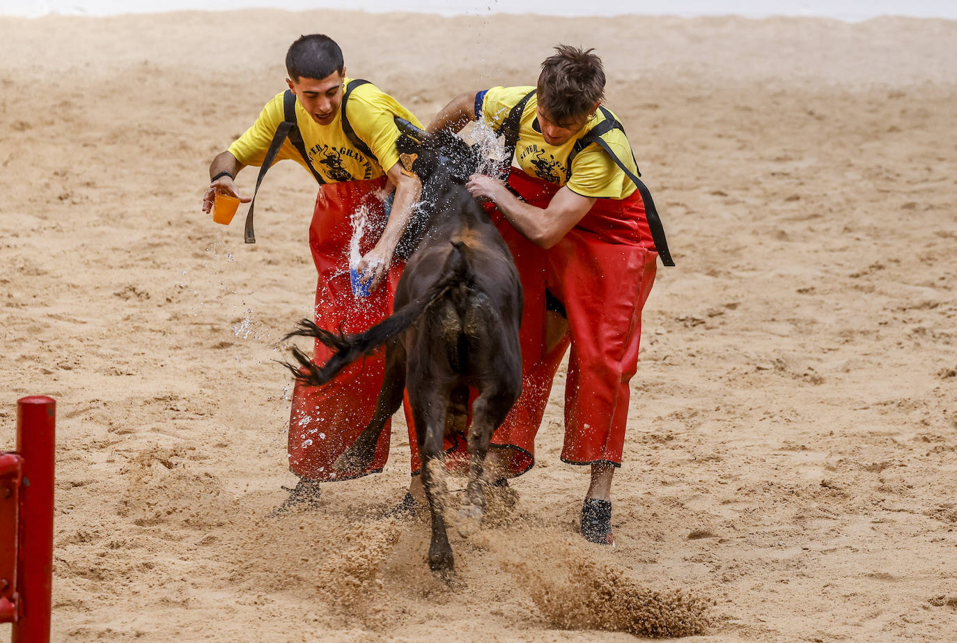 Fotos: Miles de vitorianos disfrutan con el &#039;grand prix&#039; y vaquillas del Iradier