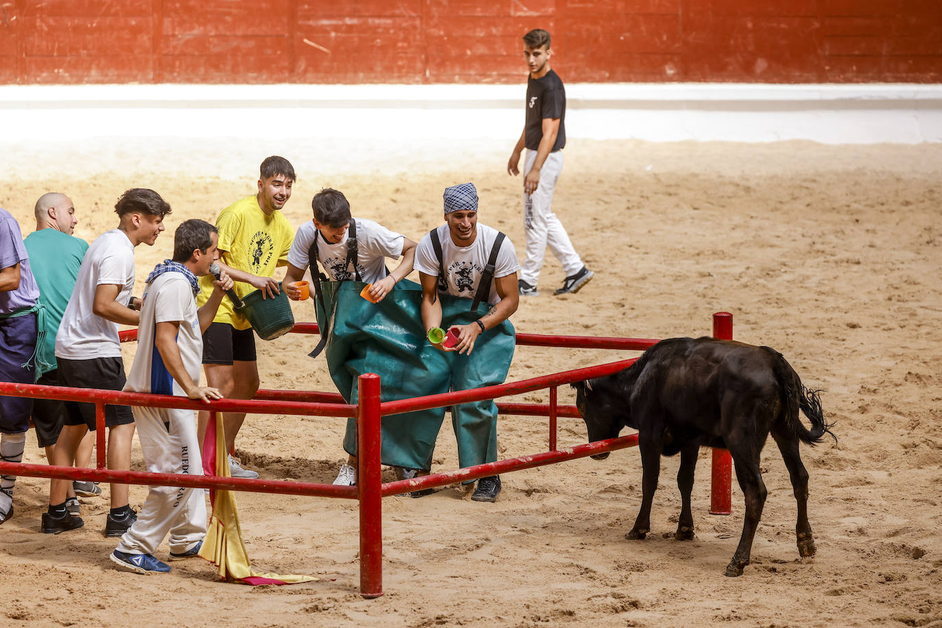 Fotos: Miles de vitorianos disfrutan con el &#039;grand prix&#039; y vaquillas del Iradier