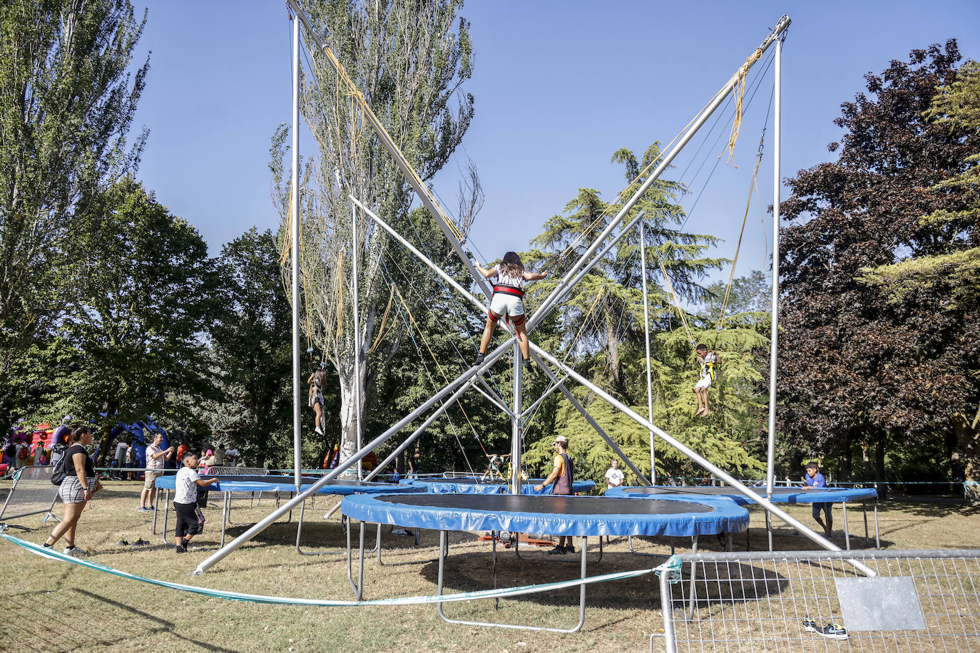 Fotos: El dragón y el pan reinan en el espacio infantil de La Blanca en el parque de Arriaga