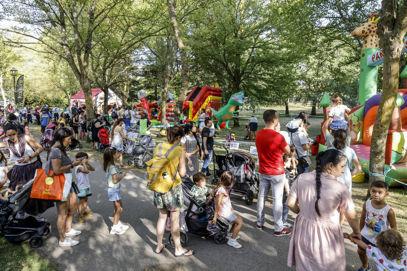 Fotos: El dragón y el pan reinan en el espacio infantil de La Blanca en el parque de Arriaga