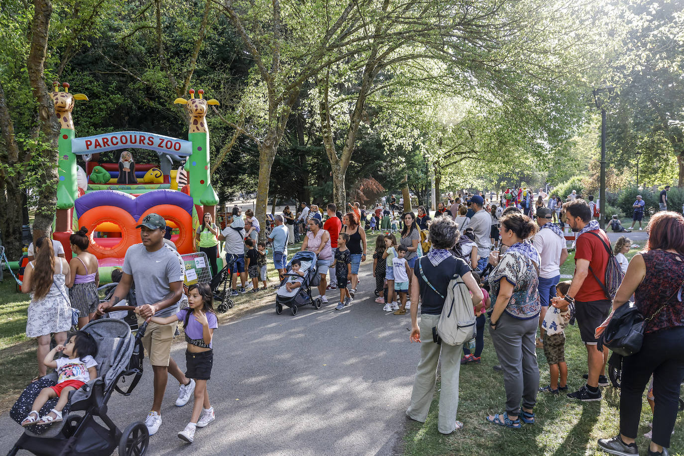 Fotos: El dragón y el pan reinan en el espacio infantil de La Blanca en el parque de Arriaga