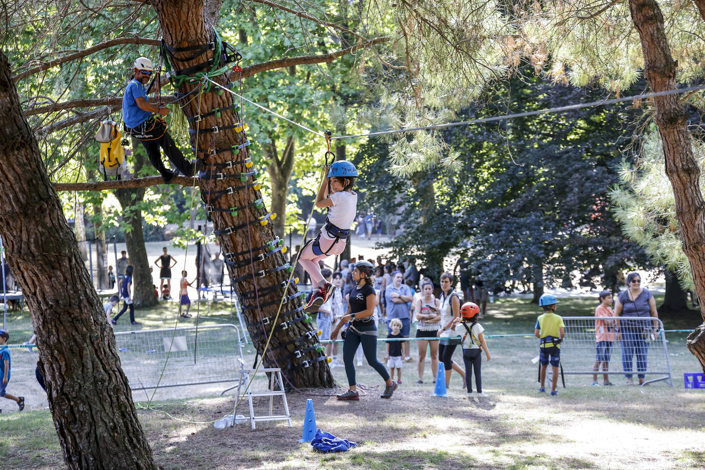 Fotos: El dragón y el pan reinan en el espacio infantil de La Blanca en el parque de Arriaga