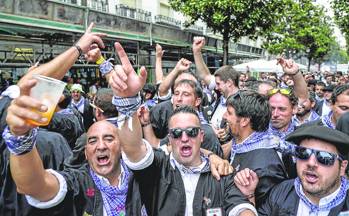Blusas durante el primer paseíllo de estas fiestas.