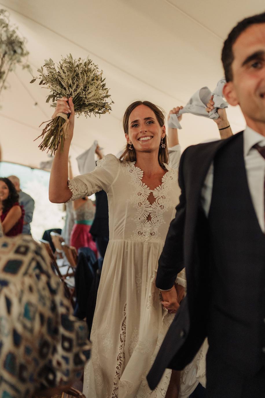 Fotos: Xandra, la novia sencilla con alpargatas y su boda en su casa de Llodio