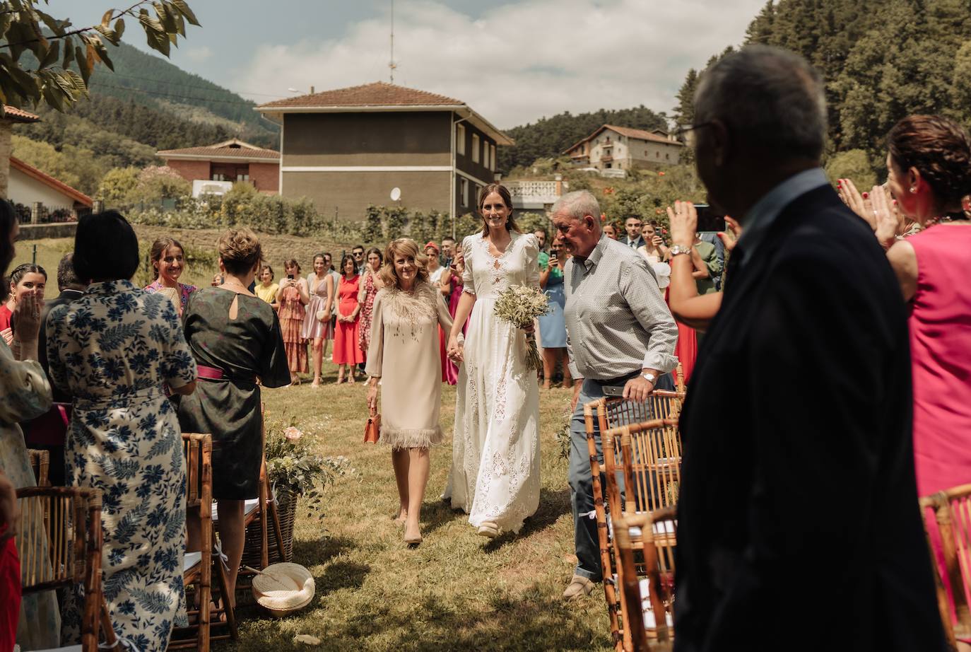 Fotos: Xandra, la novia sencilla con alpargatas y su boda en su casa de Llodio