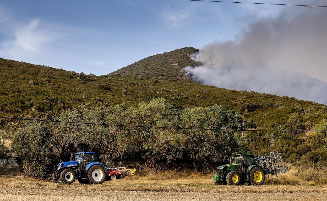 Agricultores realizan cortafuegos en el incendio de Zambrana.