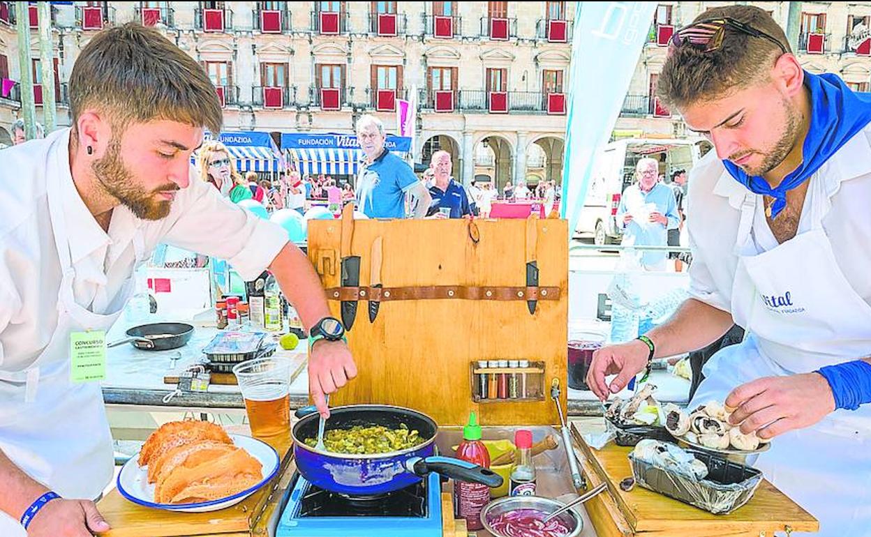 Iker y Josua, Piperbeltz, están acostumbrados a guisar en entornos naturales con su cocina itinerante. Ayer lo hicieron en medio de una fiesta salvaje. 