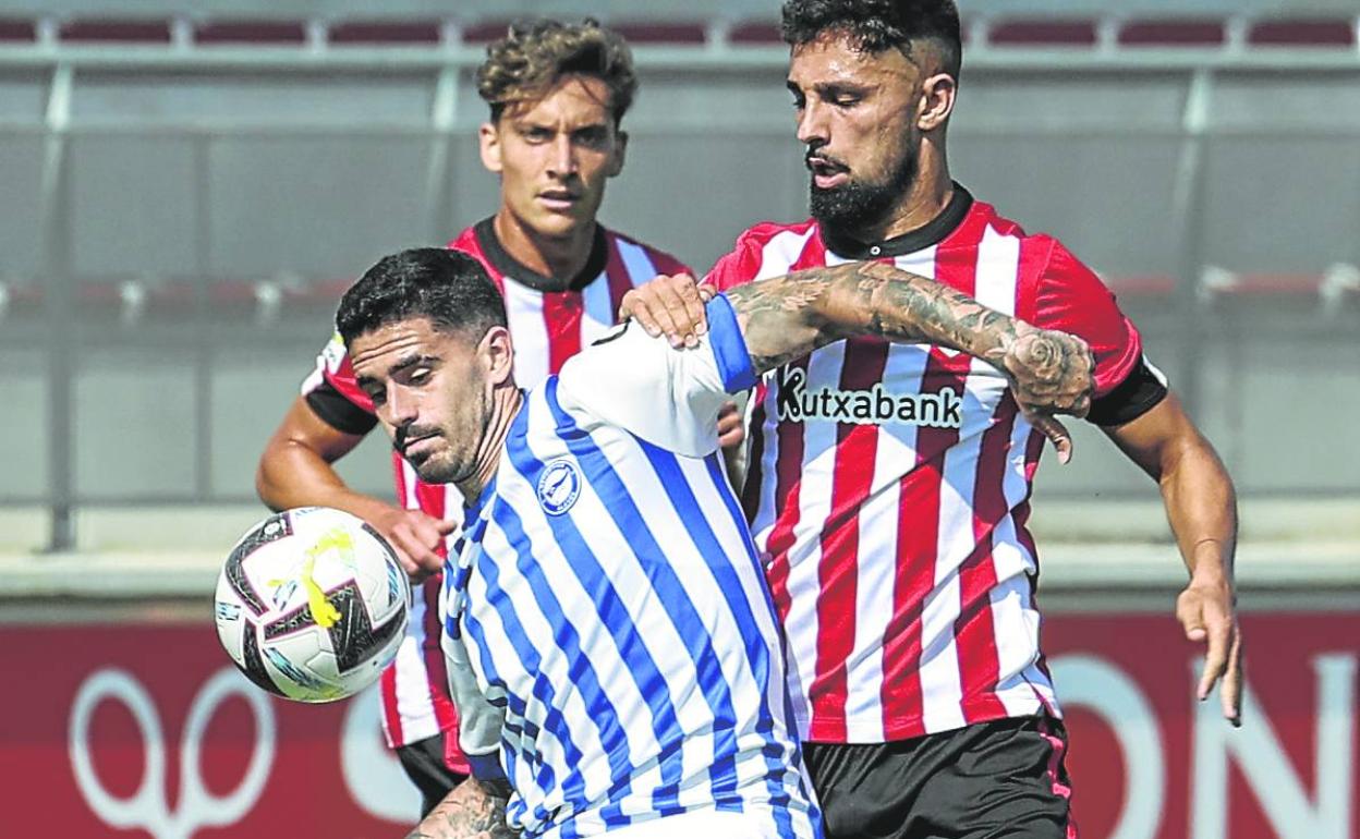 Miguel de la Fuente protege el balón en el amistoso ante el Athletic. 