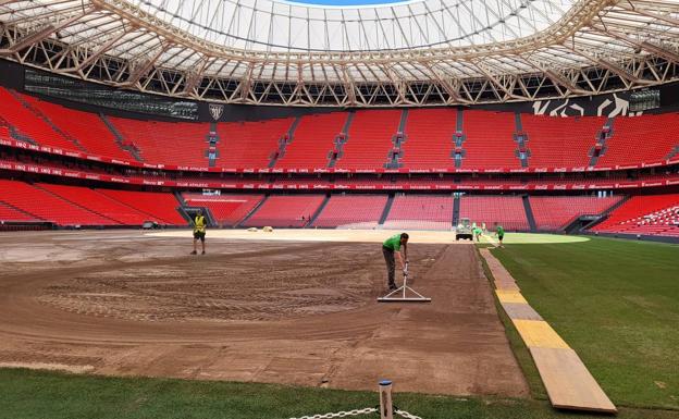 Los operarios colocan los nuevos tepes en San Mamés. 