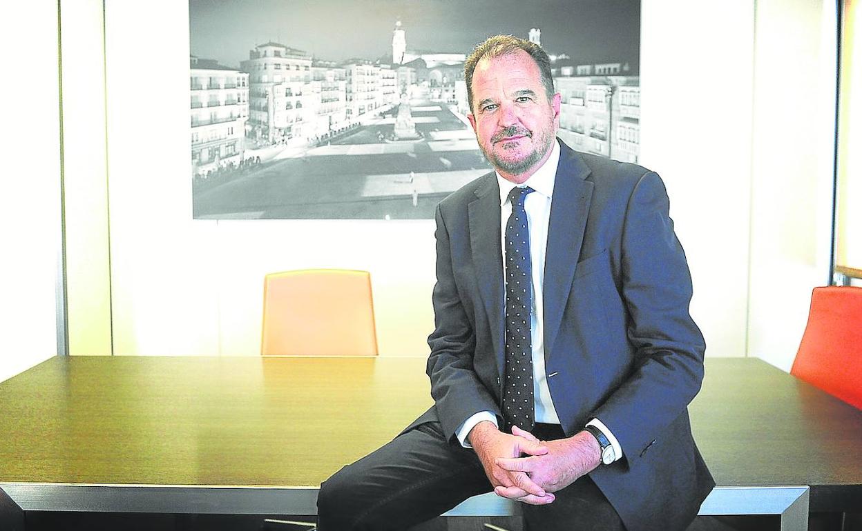 El líder de los populares vascos es fotografiado tras la entrevista en la sede que su partido tiene en Vitoria. 