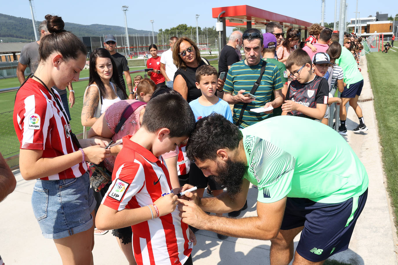 Fotos: Los hinchas del Athletic abarrotan Lezama