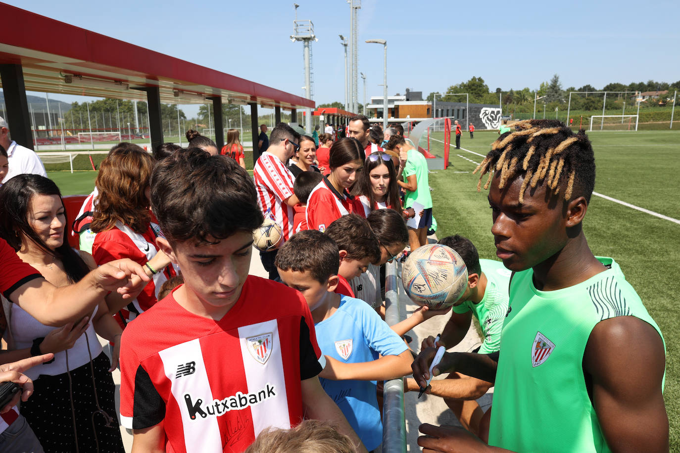 Fotos: Los hinchas del Athletic abarrotan Lezama